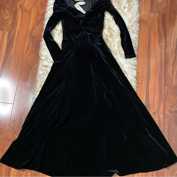 Cache’ vintage velvet twisted front gown - Picture 5 of 6